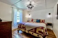 Front porch with bed swing, Pets Welcome, Hot Tub, Fireplace, Creek, Firepit.