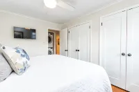 Comfortable and Quiet Condo near the Village and NC State
