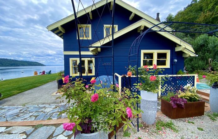 Shabby Chic Waterfront Retreat Serene Low Bank Waterfront Home w/ Gas Fire Pit.