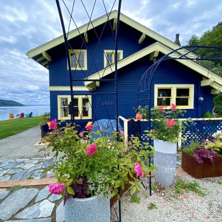 Shabby Chic Waterfront Retreat Serene Low Bank Waterfront Home w/ Gas Fire Pit.