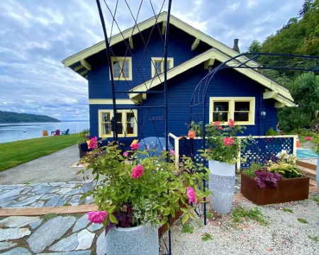 Shabby Chic Waterfront Retreat Serene Low Bank Waterfront Home w/ Gas Fire Pit. Hotels in Vashon