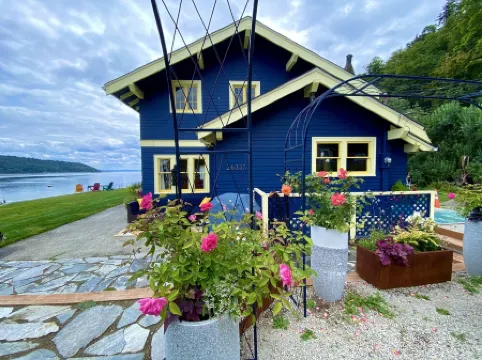 SHABBY CHIC WATERFRONT RETREAT is a relaxing, serene low bank waterfront home