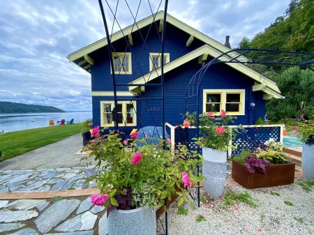 SHABBY CHIC WATERFRONT RETREAT is a relaxing, serene low bank waterfront home Отели рядом с достопримечательностью «Lavender Hills Farm»