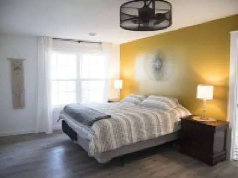 Luxurious Lake McKenzie Cabin Getaway ~ Recently Remodeled! EV Charger on Site Hotel a Scott
