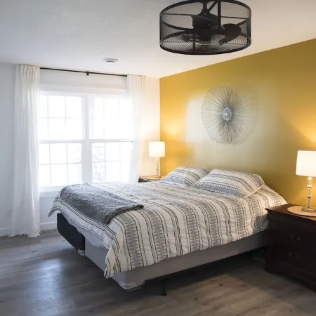 Luxurious Lake McKenzie Cabin Getaway ~ Recently Remodeled! EV Charger on Site Hotels in Scott
