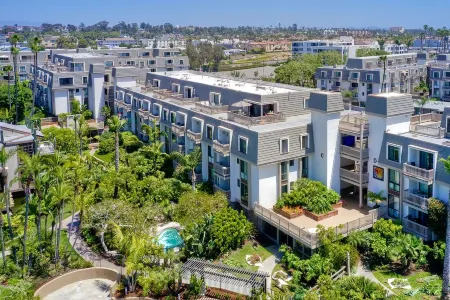 Northcoast Village Beautiful Penthouse w/ large rooftop deck and VIEWS!