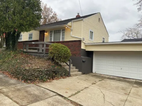 Charming 3-bedroom, newly renovated modern decor home in Akron,Goodyear Heights