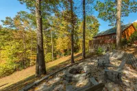 Swiss Pine Lodge, Hot Tub+Fire-Pit, Grill, Mtn View, Game Room, Scenic Vistas!