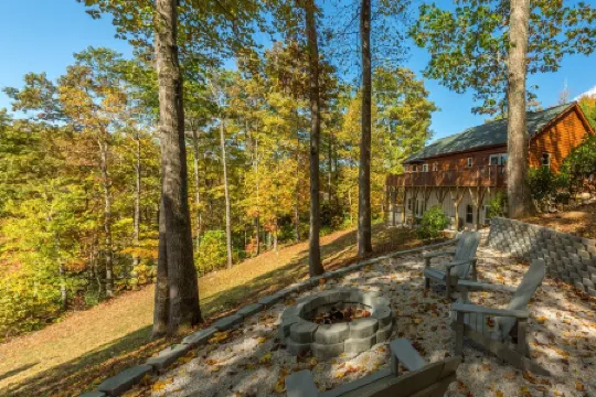 Swiss Pine Lodge, Hot Tub+Fire-Pit, Grill, Mtn View, Game Room, Scenic Vistas!