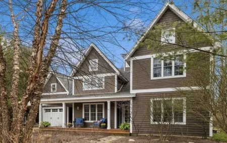 Modern Lakeshore Home! 2 minute drive to the beach! Community pool 3 houses away