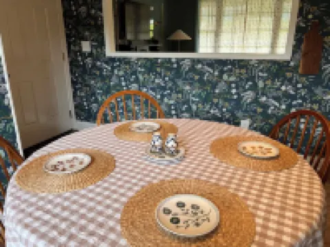 The Rabbit Hole - cozy retreat in downtown Travelers Rest. Hotels in Travelers Rest