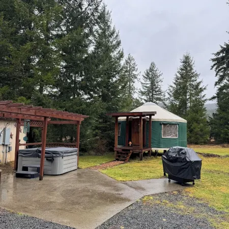 Pacific Yurt at the Foothills of Mount Rainier with New Hot Tub-Fire Pit-Wifi