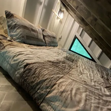 Holly Trail Treehouse in Anderson w/Wifi, AC, Smart TV, Full Bath and Washer