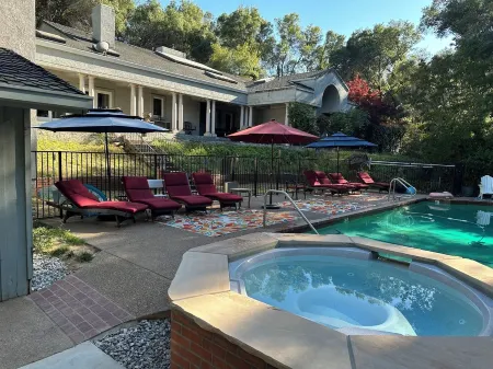A Pet-Friendly Oasis surrounded by wineries with a Pool, Jacuzzi, and Sauna.