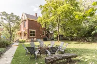 Hilltop Manor,  Celebrity themed rooms.