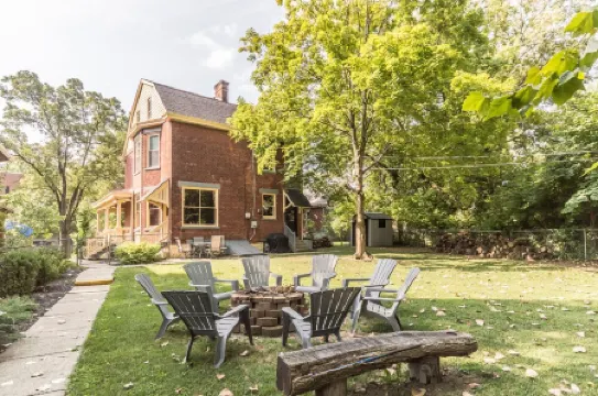 Hilltop Manor,  Celebrity themed rooms.