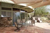 Round Glass House 1 Acre / 6 Blocks to Spa Hotel with Hot Jacuzzis, Sauna & Pool