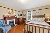 Twin Maples Farmhouse-Walk to Dining, Shops & Pubs