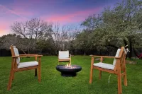 Sleeps 22+;15min ATX & Lake Travis ;Theater;Arcade; Sauna Hotels near Sta. Julia Church