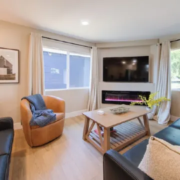 Folsom Old Town Escape II - King Bed, A/C, Laundry, Trails, Walk to Sutter St