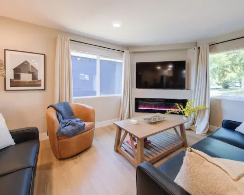Folsom Old Town Escape II - King Bed, A/C, Laundry, Trails, Walk to Sutter St Hotels in Folsom