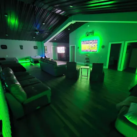 New, unique, 1 of a kind spacious house, features 4 bedrooms and theater room Отели в г. Паскуотанк