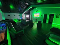 New, unique, 1 of a kind spacious house, features 4 bedrooms and theater room Hotel a Pasquotank County