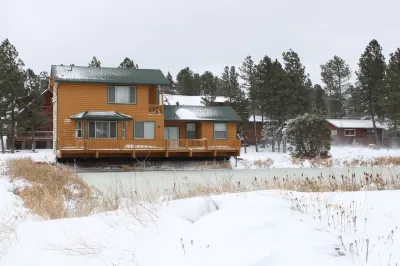 Cozy Pond-side Cabin