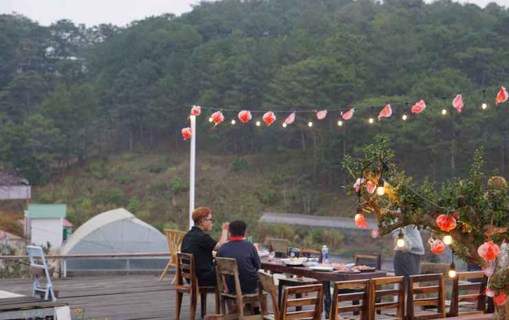 달랏의 자연 경관이 보이는 Lung Chung House의 테라스