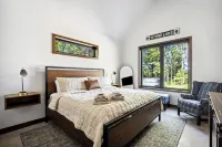 Luxurious & modern cabin with stunning views of Wynne Lake! Hotels in White Township