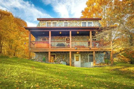 Life's a Beech: Charming 3,000sqft Cabin with Hot Tub, Fire Pit + Game Room! Отели рядом с достопримечательностью «Колледж Лис-Мак-Рай»