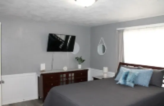 3 bedroom 1 bath. less than a mile to Union Hospital