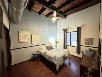 WOW Huge Catfish Lake Home 13br 5ba, Sleeps 26, Eag River Chain/weddings/events