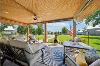 Community Pool, Fishing Ponds, Hot Tub, Large Family Room-Single Story