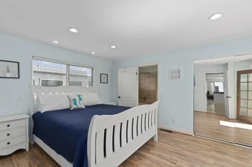 Air Conditioning! Cottage 2-blocks from Beach