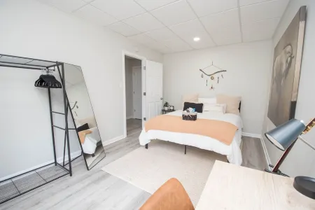 Luxury Centrally-Located 1Br/1BA Basement Apartment with Gym and W/D in Unit