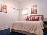 Bright & Comfy ~ 5 star Location~ Large Deck Oasis Hotels in Brookhaven