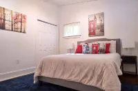 Bright & Comfy ~ 5 star Location~ Large Deck Oasis