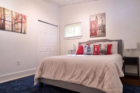 Bright & Comfy ~ 5 star Location~ Large Deck Oasis