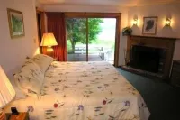 PRISTINE SUNSET LAKE-200'  FRONTAGE private dock Hotels in Alton