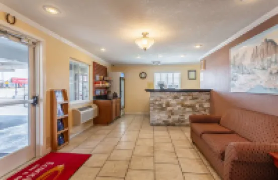 Econo Lodge Inn & Suites