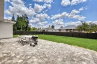 Modern Vacation Home Fully Fences Near Airport
