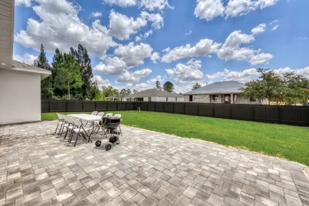 Modern Vacation Home Fully Fences Near Airport
