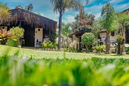 Pousada Rosa da Praia - Praia do Rosa - SC Отели рядом с достопримечательностью «Ponta da Piteira»