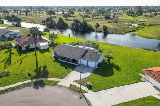 Charming 3-Bedroom House with Private Pool on Canal