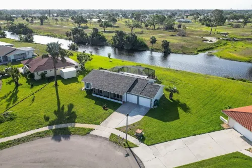 Charming 3-bedroom house with private pool on canal
