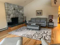 Walking distance to downtown attractions and grocery store and coffee bakery.