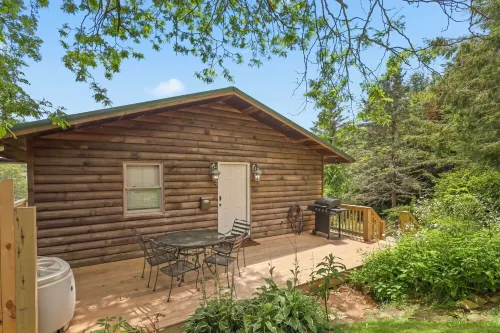 Hot tub; Fireplace; Dog Friendly! Minutes to Downtown Boone, Skiing and Tubing!