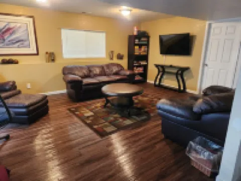 Spacious 5-bedroom house in beautiful Greeley with AC, WiFi