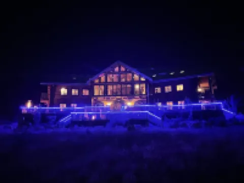 NEW Blue Sky Lodge on 80 Acres! Hot Tub, Decks, WiFi, wet bar, firepit, gym